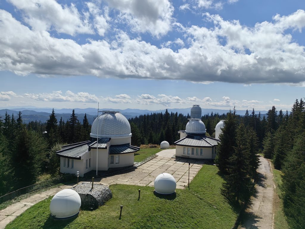 Widok na Obserwatorium w Rozhen - w tyle widoczna kopuła dwu metrowego teleskopu/spektrografu